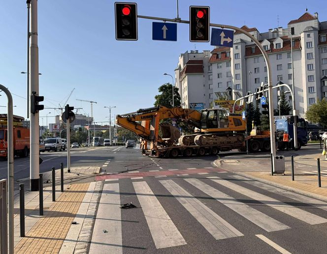 Poważne utrudnienia we Wrocławiu. Koparka zerwała sieć trakcyjną na Szczepinie 