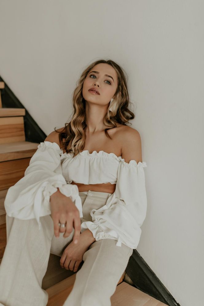 Wiosną i latem nosimy romantyczne bluzki boho. Z czym je łączyć? 
