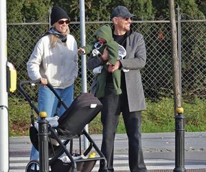 Krzysztof Ibisz z rodziną na spacerze