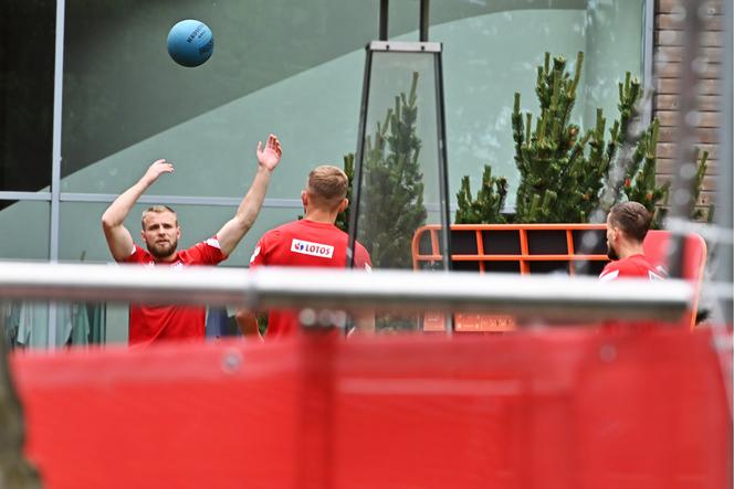 Polacy dostali wycisk po kompromitacji na Euro! Skwaszone miny i mocne ćwiczenia z ciężkimi piłami [ZDJĘCIA]