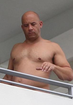 Szybcy i Wściekli 8 Vin Diesel z wielkim brzuchem