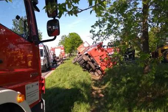 Wóz jadących do pożaru lasu strażaków uderzył w drzewo. Najciężej ranny 34-latek został przetransportowany śmigłowcem do szpitala Kopernika w Łodzi