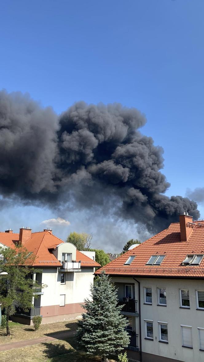 Czarny dym nad Zabrzem. Strażacy walczą z pożarem na Zaborzu