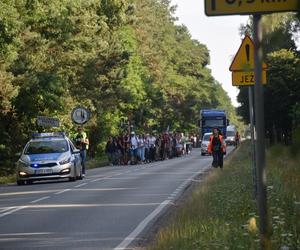 Ruszyły pielgrzymki na Jasną Górę z woj. lubelskiego! Policjanci apelują, żeby uważać na drodze 