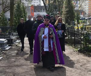 Wzruszający pogrzeb gwiazdy serialu „Czterej pancerni i pies”! Grób tonął w kwiatach 