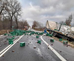 Wypadek ciężarówki z piwem na trasie Kielce - Busko-Zdrój