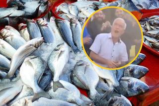 70-letni sprzedawca ryb tańczył i śpiewał na bazarze. Nie spodobało się to władzy i trafił za kratki