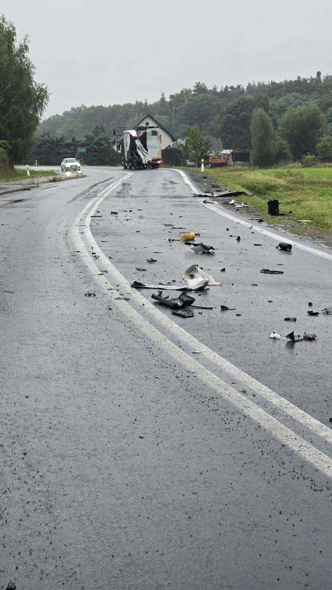 Samochód wpadł do zbiornika wodnego 