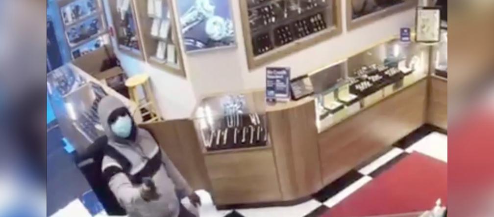 Rabuś strzela u jubilera