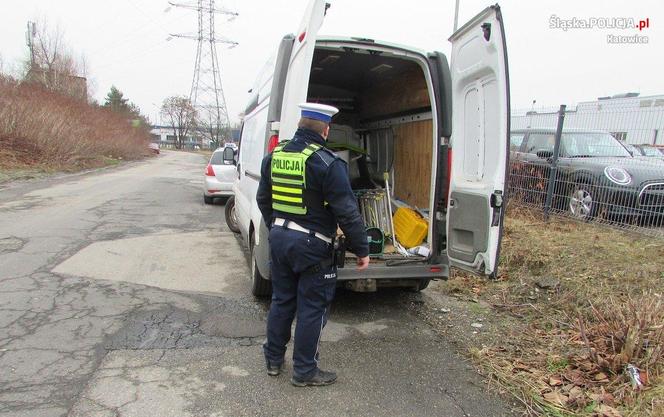 Śląskie: Policjanci zatrzymali McGyvera wśród kierowców. Auto trzymało się dosłownie na taśmach 