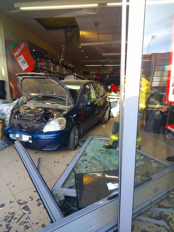 85-latek wjechał toyotą do sklepu. Kasjerka w szpitalu. Wypadek pod Kościanem [ZDJĘCIA]