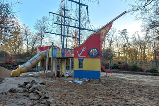 ​Statek dla dzieci w Parku Tysiąclecia w Lesznie odzyska dawny blask. Wymienią stare elementy placu zabaw, dołożą nowe [ZDJĘCIA]