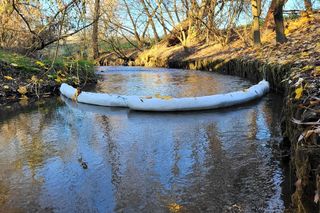 Nietypowe urządzenia na rzekach w Krakowie i Małopolsce. Specjalne łapacze będą łowić śmieci [GALERIA]