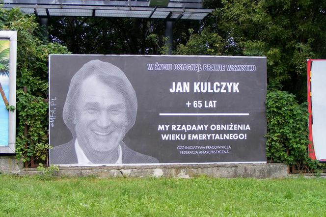 Anarchiści i związkowcy rządają obniżenia wieku emerytalnego na billboardzie z Kulczykiem