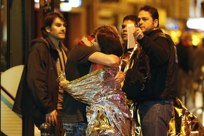 Ewakuacja ludzi z klubu Bataclan