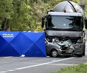 Ciężarówka zmiażdżyła bok małego seicento. 65-latka zginęła na miejscu