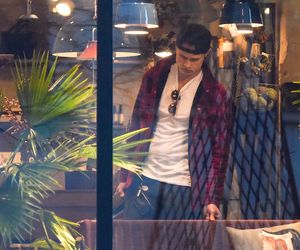 Maciej Zakościelny głaszcze kołdrę po rozwodzie