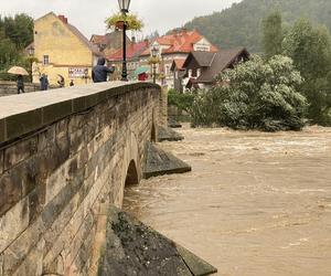 Bardo zatopione. Ulice toną, nie ma prądu, są problemy z siecią