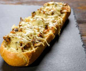 Kultowy przysmak z PRL-u wraca w wielkim stylu. Przepis na pyszny domowy fast food z dawnych lat 