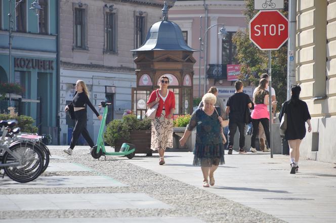 Złota polska jesień w Kielcach. Pogoda dopisuje spacerującym