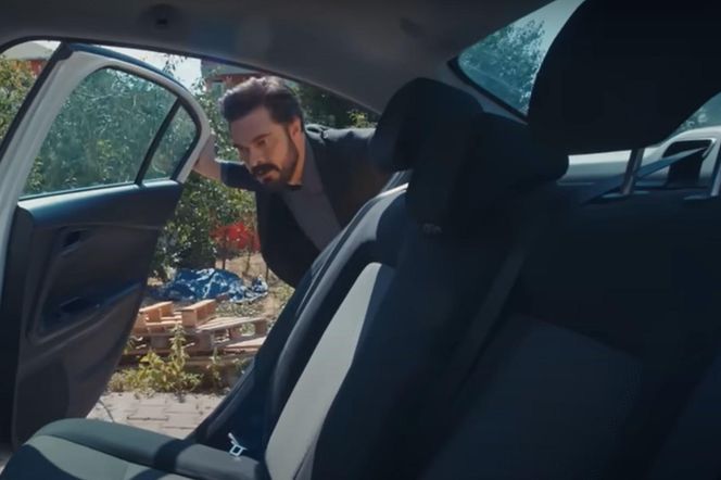 Kiedy Yaman dociera do taksówki, Nany nie ma już w środku 