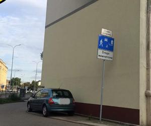 Mistrzowie parkowania we Wrocławiu. Jednego dnia strażnicy nałożyli niemal sto mandatów 