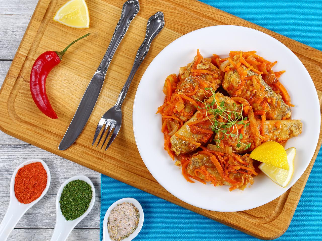 Ryba po grecku: mintaj z warzywami. Prosty przepis na Wigilię i nie tylko