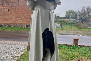 Zniszczona figura Jana Pawła II w Dębem