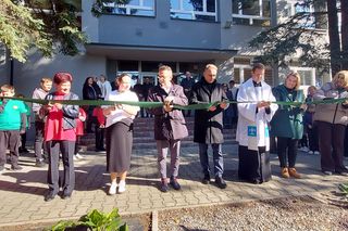 W zamojskiej  dziesiątce  oficjalnie otwarto ogród sensoryczno- naukowy.  Uczniowie cieszą się, że go mają