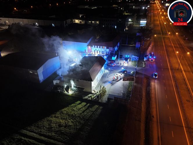 Pożar w Jankach. Palił się sklep meblowy.