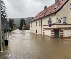 Bardo zatopione. Ulice toną, nie ma prądu, są problemy z siecią