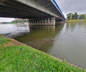 Deszcz w Krakowie znów sprawił, że Wisła zamieniła się w ściek. Przez miasto przełynęła rzeka papieru toaletowego, włosów i podpasek