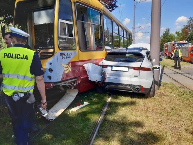 Łódź: Wypadek na Limanowskiego. Zderzenie tramwaju z samochodem wyglądało naprawdę groźnie