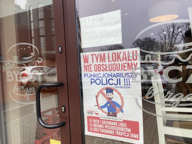 Toruński lokal nie chce obsługiwać policjantów i ich rodzin. Kontrowersyjny plakat