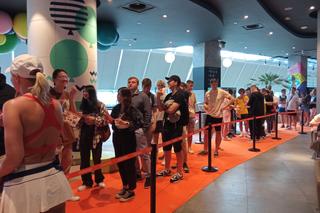 Pierwszy Popeyes w Polsce otwarty! Na pomarańczowym dywanie duża kolejka [ZDJĘCIA]