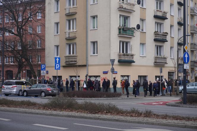 Kolejka przed pracownią cukierniczą "Zagoździński" na Woli 27.02.2025