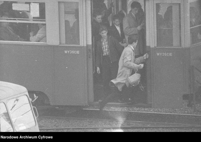 QUIZ PRL. Polska Ludowa na kołach i szynach: sprawdzian Twojej motoryzacyjnej pamięci!