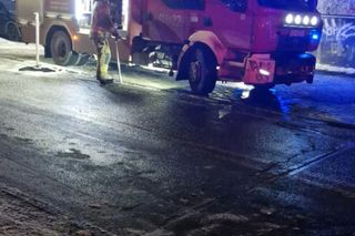 Pożar śmieci w piwnicy bloku na Stroszku