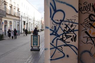 W niektórych miejscach Chmielnej - mimo remontu - nadal straszą jednak graffiti