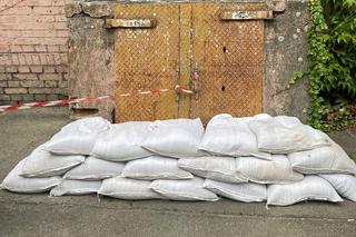 Dolny Śląsk szykuje się na wielką wodę. Strażacy układają worki z piaskiem 