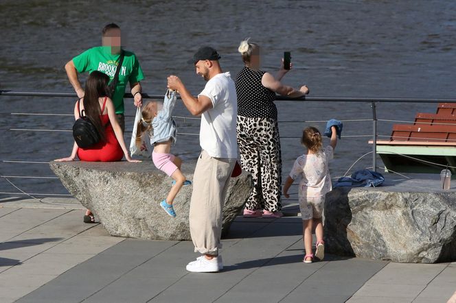 Maciej Pela z córeczkami nad Wisłą