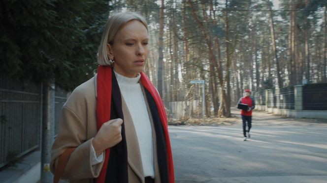 M jak miłość odc. 1869. Dorota (Iwona Rejzner), kurier (Jakub Dzięcielski)