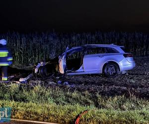 Dwie osoby nie żyją po wypadku traktora i osobówki za Śniadowem [FOTO]