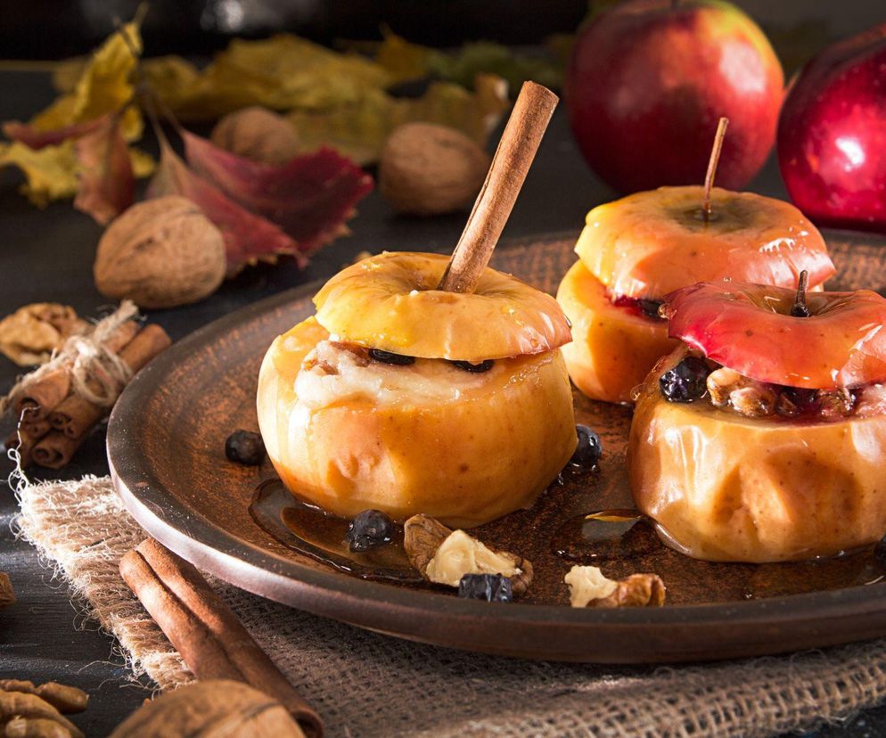 Jabłka pieczone w piekarniku z cynamonem - przepis na najprostszy deser