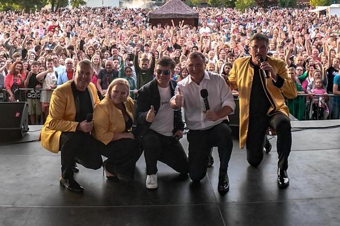  Jacek Kurski, Zenek Martyniuk i Bayer Full na scenie. Tańce i swawole