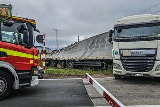  Zderzenie ciężarówki z pociągiem Kolei Mazowieckich. W wypadku zginął maszynista
