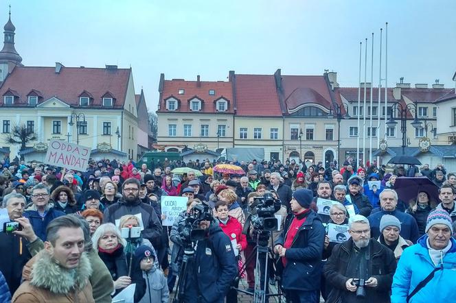 Protestujących wsparli politycy Koalicji. Czy radny Kałuża zwróci mandat?