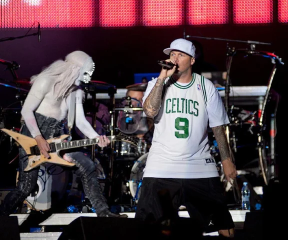 100 tysięcy świec miało nieść pokój. Zamiast tego puściły z dymem cały Woodstock '99