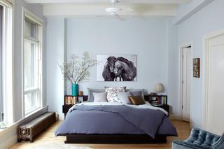 Błękitne ściany w sypialni w stylu nowoczesnej klasyki