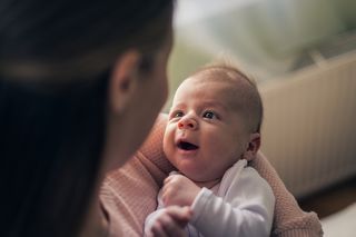 Ksiądz odkrył, dlaczego kobiety nie chcą rodzić dzieci. Młode pokolenie zdeprawowano „edukacją seksualną